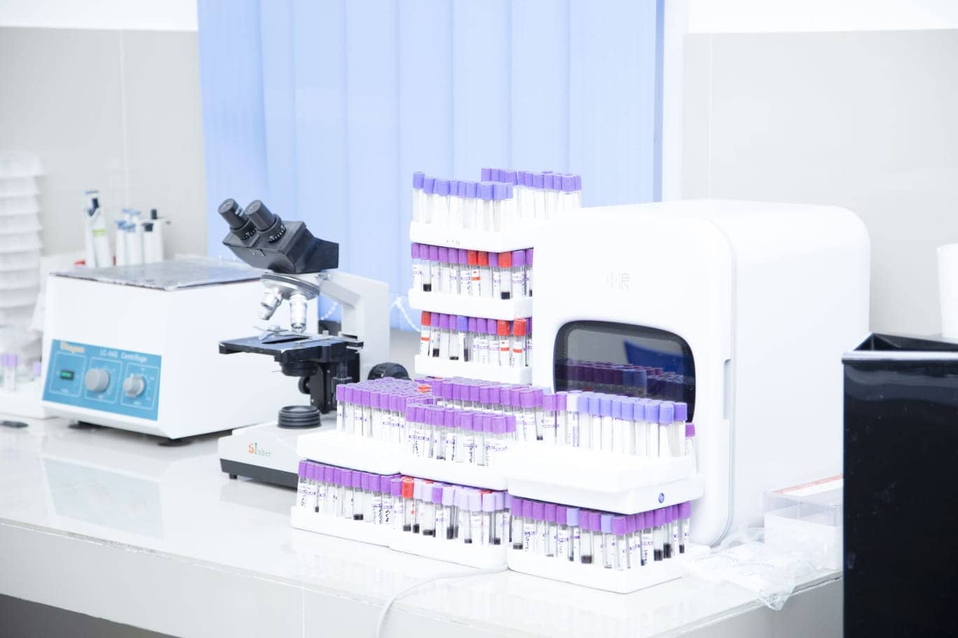 Peralatan pada fasilitas laboratorium Alma Medika